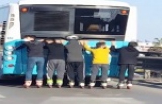 Halk otobüsünün arkasında çocukların tehlikeli...