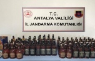 Jandarmanın operasyon yaptığı araçtan 110 şişe...