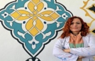 Kadın nakkaş camileri iğne oyası gibi işliyor