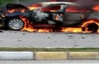 Kamyona çarpan otomobil alev alev yandı