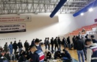 Kamyonlardan 35'i çocuk 176 düzensiz göçmen...