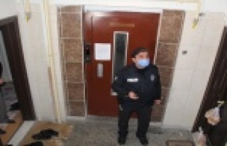 Kapısına bırakılan yemekleri almayınca polisi...