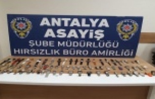 Kapıyı zorlayarak girdikleri iş yerinden 30 bin...