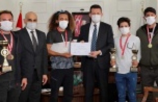 Kaymakam başarılı hava sporcularını ağırladı