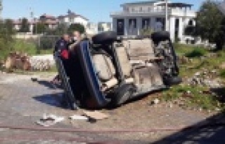 Kaza yapan otomobil önce devrildi, sonra alev aldı