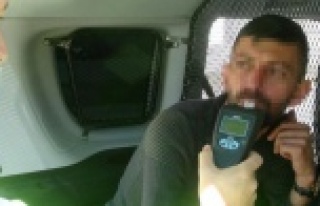 Kısıtlamada polisten kaçan alkollü sürücü duvara...