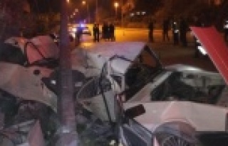 Kontrolden çıkan otomobil direğe çarptı: 1 ölü...