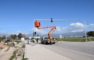 Kontrolsüz kavşağa sinyalizasyon sistemi