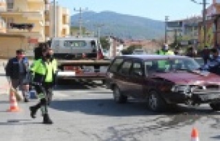 Kontrolsüz kavşakta kaza: 2 yaralı