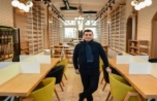 Kütüphanenin duvarında Dokuma’nın hatırası