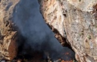 Mağaradan çıkan siyah dumanlar itfaiye ve polisi...