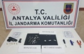 Otel odasına jandarmadan uyuşturucu baskını: 1...