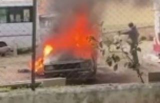 Park halindeki araç cayır cayır yandı