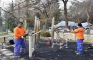 Parkta çıkan yangının izleri siliniyor