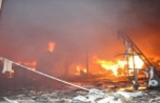 Plastik kasalar depoyu alev topuna çevirdi