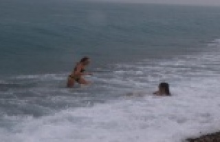 Rus turistlerin deniz aşkına sağanak yağış da...