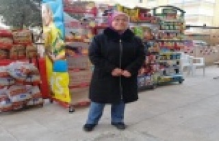 Rüzgara kapılan stadından arkasınan koşan market...