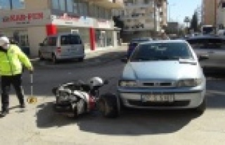 Savrulan motosikletten kaskı sayesinde kurtuldu