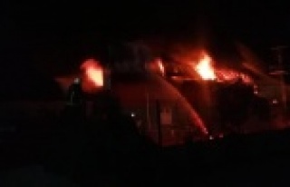 Sebze meyve deposu alev alev yandı