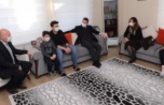 Şehitlerimizin ailelerini ziyaret etti