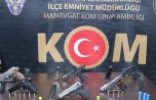 Sevgilisinin evine sakladığı silahlar polis baskınıyla...