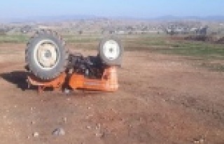 Tarlada drift yapan traktör devrildi: 3 yaralı