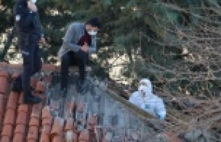 Tavan arasındaki cesede polis kazma ve balyozla ulaştı