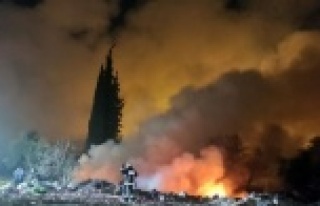 Yangında gökyüzü dumanla kaplandı