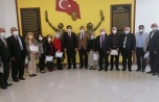 Alanya'da emekli öğretmenlere şeref belgesi