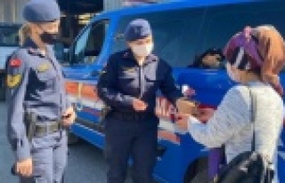 Alanya'da jandarmadan kadınlara jest