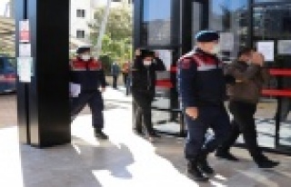 Alanya'da karı-koca alışveriş yapıyor gibi...