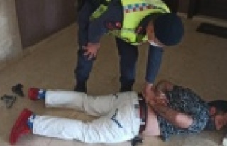 Alanya'da silahla işyerini basan kişiyi jandarma...