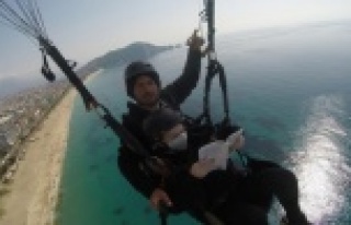 Alanya'da Yamaç paraşütünde kitap okuma keyfi