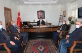 Alanya Kaymakamı Ürkmezer'e kitaplarını hediye...