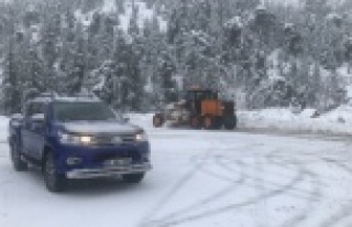 Alanya yolunda kar savaşçılarının zorlu mesaisi