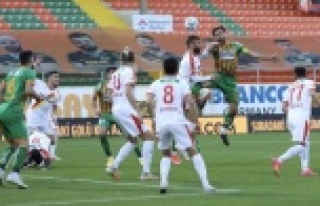 Alanyaspor evinde Göztepe ile berabere kaldı