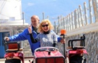 Alman çiftin Alanya sokaklarında traktörle tur...