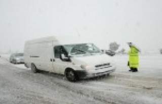 Antalya-Konya karayolunda kar kalınlığı 60-70...