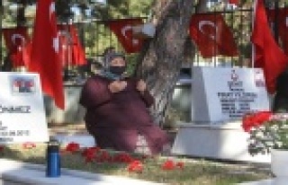 Antalya şehitliğinde duygusal anlar