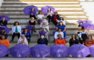 Antalyalı kadınlar mor şemsiye altında buluşuyor