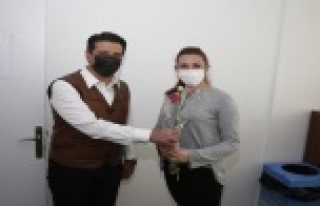 Başkan Genç'ten kadın personellere karanfil