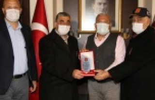 Başkan Şahin'e teşekkür plaketi