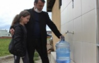 Bir liraya bir damacana su satıp 13 öğrenciye burs...