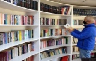 Bu kafede kitap okuyana çay ücretsiz