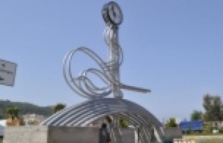 CHP'li belediye kavşaktaki Osmanlı tuğrasını...