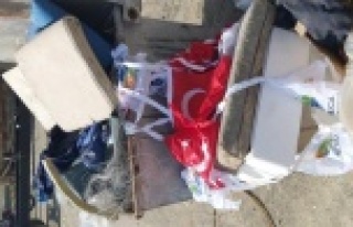 Çöpte bulunan Türk bayrakları tepki çekti