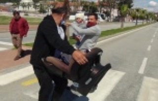 Deniz bebek, bebe koltuğuyla hayata tutundu