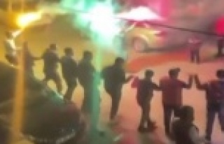 El ele tutuşan gençlerden meşale eşliğinde korona...