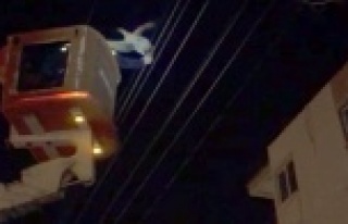 Elektrik teline takılan tavuk AEDAŞ ekiplerince...