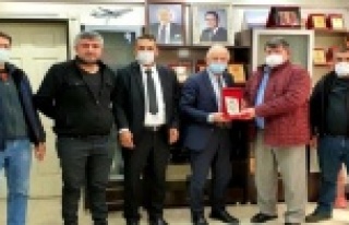Esnaflar Başkan Demir’e plaket verdi
